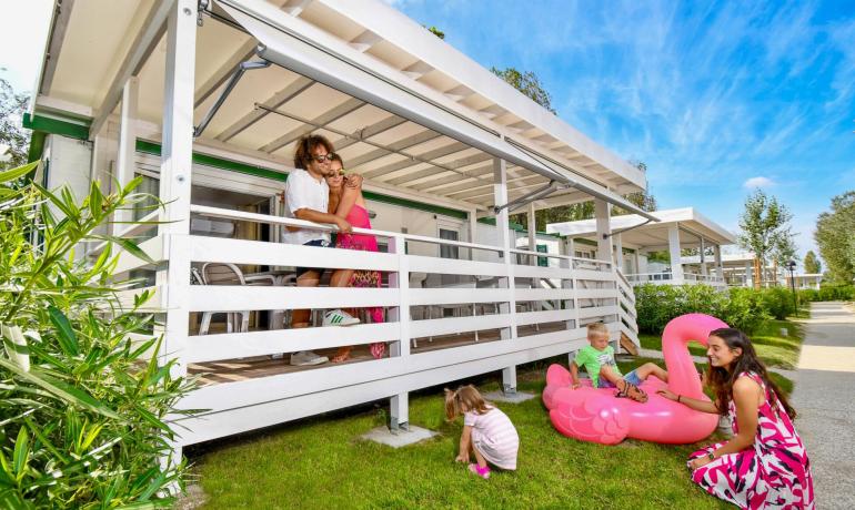 Lykkelig familie på ferie, nyder solen og tiden sammen.