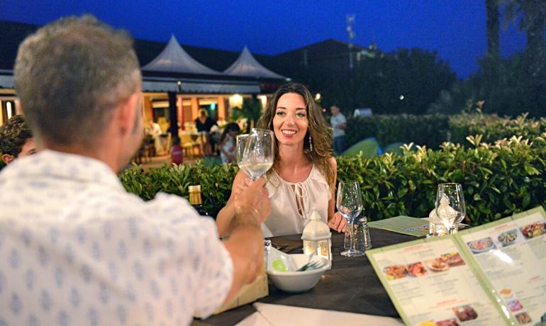 villaggiobarricata de angebot-valentinstag-5-sterne-feriendorf-po-delta-park-mit-romantischem-abendessen 009
