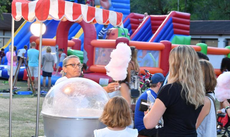 Fest mit Zuckerwatte und bunten Hüpfburgen.