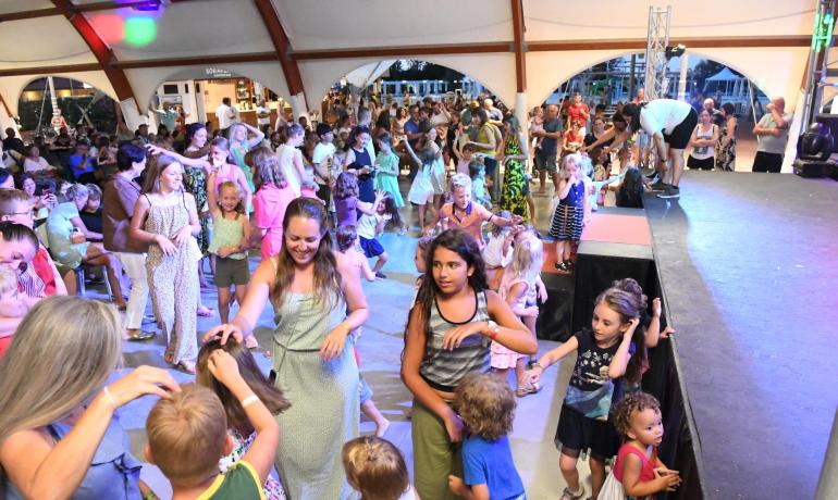 Eine Party mit tanzenden Kindern unter einem Vordach.
