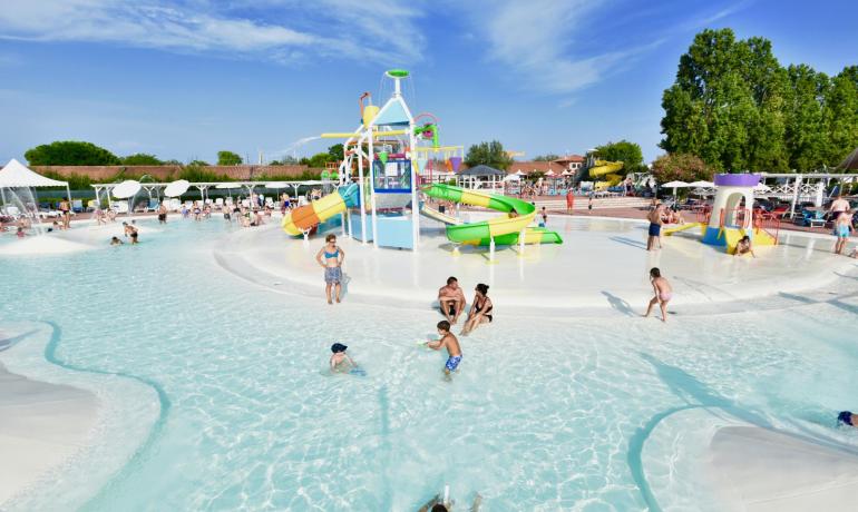 Parco acquatico con scivoli e piscina per bambini, ideale per famiglie.