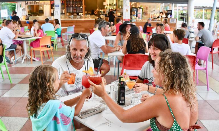 Famiglia felice brinda in un bar all'aperto.