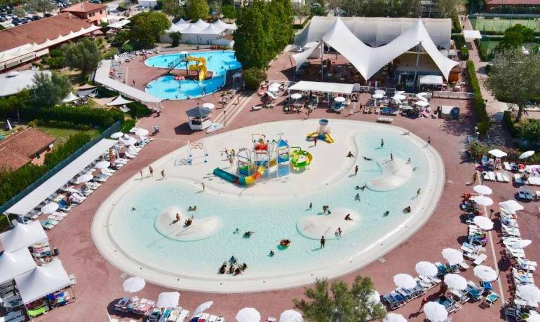 Vandpark med pools, rutsjebaner og afslapningsområde.