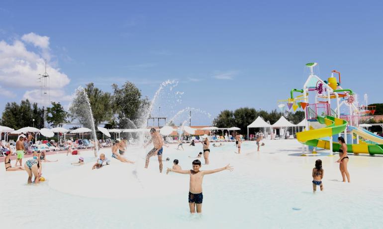 Parco acquatico con scivoli e giochi d'acqua per bambini.