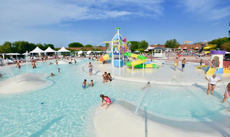 Kinderbecken mit bunten Rutschen und Wasserspielen.