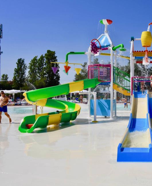 EN NY, STOR SPRAY PARK I SVØMMEBASSINET!