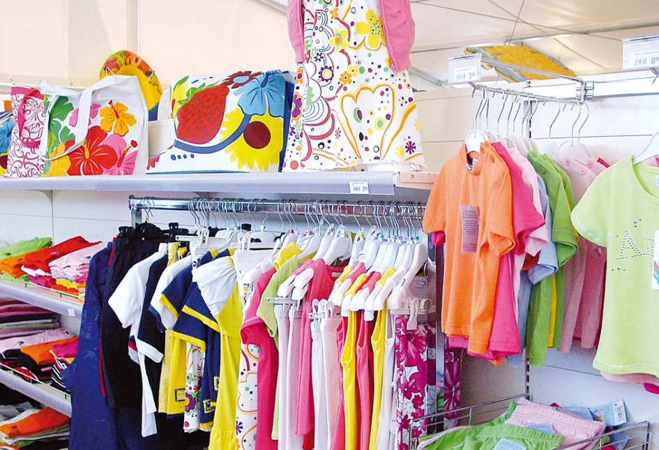 Negozio con accessori, borse e abbigliamento colorato, clienti che passeggiano.